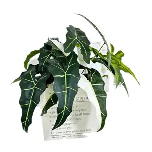 Plante artificielle Alocasia en pot sac en papier, feuilles vertes réalistes pour déco maison.