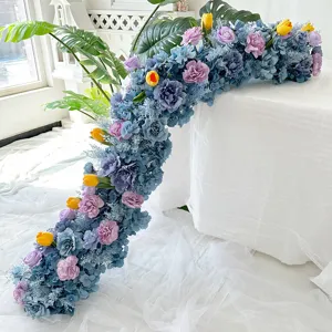 Grande composition florale artificielle en arc avec hortensias bleus pour événements.