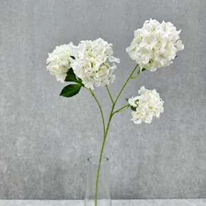 Nahaufnahme der künstlichen weißen Hortensienblüten für Heimdekoration und Blumenkunst.