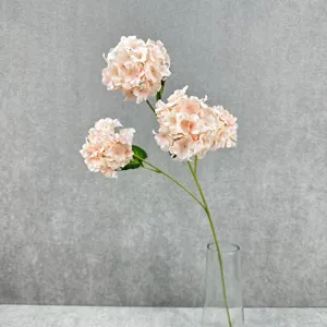 Künstliche 4-Kopf Hortensien Blume im Glasvase, ideal für Heimdekoration und Hochzeiten.