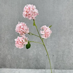 Nahaufnahme Detail künstlicher rosa Hortensien Blütenkopf mit realistischer grüner Blattstruktur.