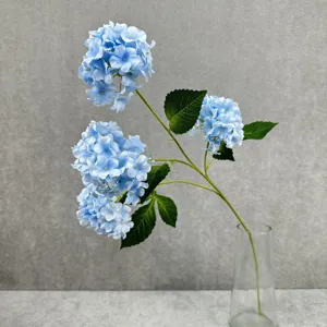 Künstlicher 4-Köpfe blauer Hortensienstrauß Detail, elegante Kunstblumen in Glasvase.