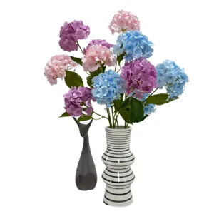 Künstlicher Hortensien Blumenstrauß in gestreifter Keramikvase mit Hirsch Dekoration.