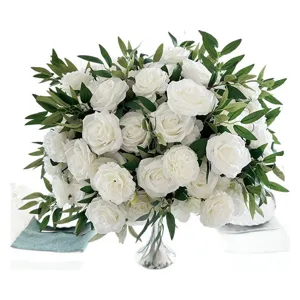 Künstlicher weißer Rosen Blumenball für Hochzeitsfeier Dekoration, elegante Tischmitte.