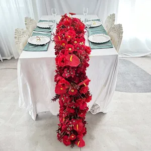 Luxe kunstmatige rode bloemen tafelloper voor eettafel decoratie en huwelijksfeest setting.