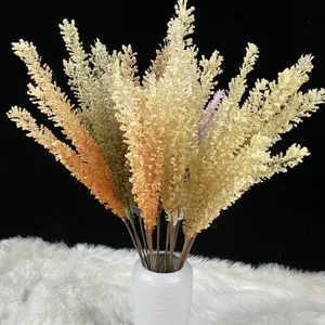 Bouquet de fleurs artificielles de mil et de roseau avec vase en céramique pour la maison.