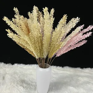 Vue détaillée de bouquet d'épis de blé artificiels et de roseaux dans un vase en céramique.