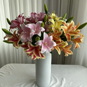 Détail de bouquet de fleurs de lys artificielles, décoration d'intérieur, couleurs vives.