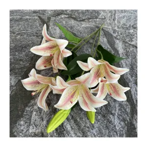 Branche de lys artificiel imprimé en 3D avec des pétales rose et blanc pour la décoration.
