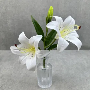 Détail de fleur de lys blanche artificielle avec 2 têtes pour décoration de mariage