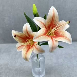 Fleur de lys artificielle gros plan, arrangement floral réaliste en 3D pour la maison