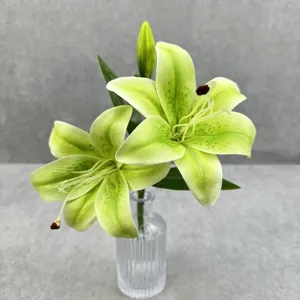 Détail de fleur de lys artificielle avec deux têtes et bourgeon, design vert élégant.