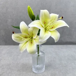 Détail de fleur de lys artificielle à 2 têtes, arrangement floral en matériau 3D pour déco.
