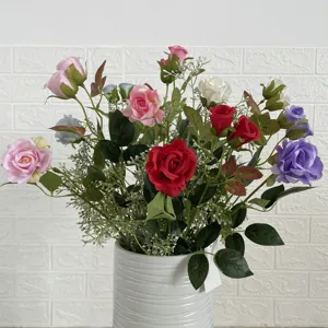 Dettaglio bouquet di rose artificiali, fiori in seta multicolore con vaso per arredo.