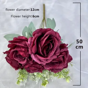 Dettaglio ravvicinato di bouquet di rose artificiali rosso scuro in seta, ottima decorazione.