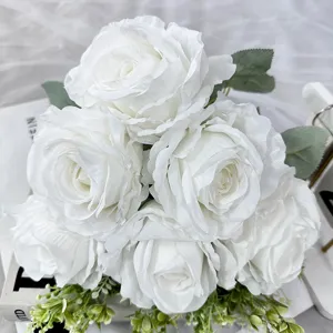 Dettaglio di bouquet di rose artificiali bianche in seta, perfetto per matrimonio e decorazione.