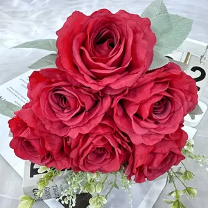 Primo piano bouquet di rose rosse artificiali, decorazione floreale in seta per matrimonio.