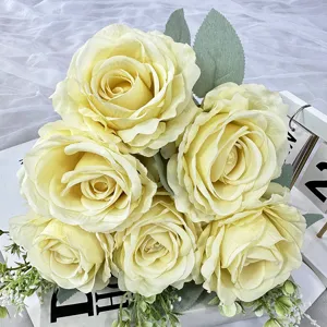 Primo piano di un bouquet di rose gialle artificiali con foglie verdi, bellissimo.