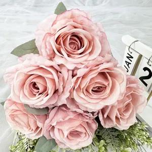 Primo piano dettagliato di un bouquet di rose rosa artificiali di seta per decorazioni nozze.