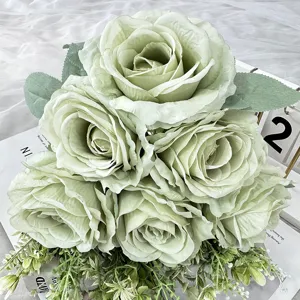 Dettaglio di bouquet di rose verdi artificiali, fiore di seta per nozze e decoro casa.