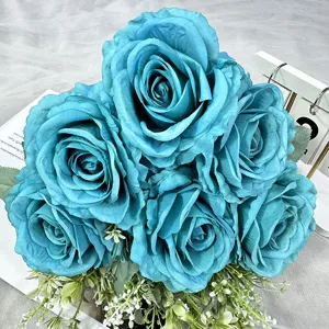 Mazzo di rose artificiali blu dettaglio, composizione floreale in seta per matrimonio.