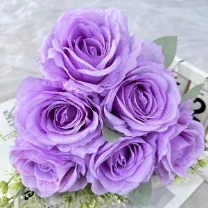 Dettaglio di bouquet di rose viola finte, fiori di seta per matrimoni e decorazioni per la casa.