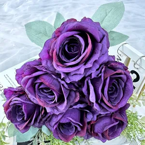 Splendido mazzo di rose viola artificiali, ideale per decorazioni nuziali e oggetti di scena.