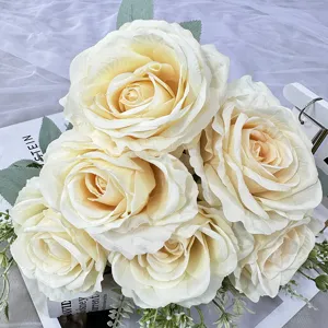 Bouquet di rose in seta artificiale per decorazione di matrimonio, bei fiori finti.