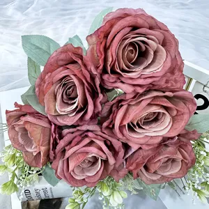 Vista dettagliata del bouquet di rose artificiali, fiori finiti rosa vintage per decorazioni.