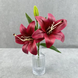 Détail de fleur de lys artificielle, arrangement floral synthétique 3D en vase transparent.