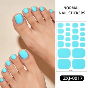Nahaufnahme von hellblauen einfarbigen Zehennägeln auf Stickerbogen für perfekte Pediküre.