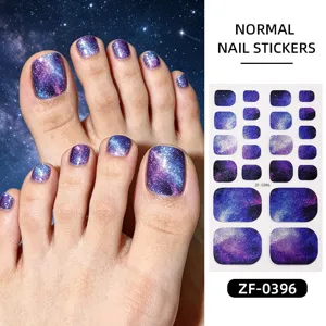 Gros-plan d'autocollants pour ongles d'orteils effet galaxie étoilée avec dégradé et feuille.