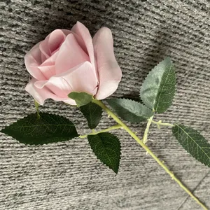 Gros plan rose artificielle rose, fleur en tissu avec feuilles vertes pour décoration
