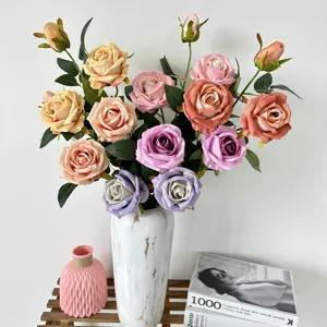 Kunstmatige rozen bloemenboeket met vaas, prachtige gekleurde zijden rozen voor huisdecoratie.