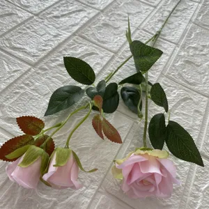 Fiora rosa artificiale in seta ramo singolo con tre teste per decorazione domestica.