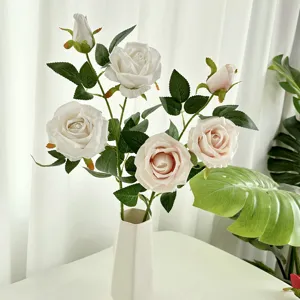 Kunstmatige crèmekleurige rozen boeket neppe bloemen voor thuisbruiloft en feestdecoratie.