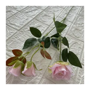 Ramo singolo di rose artificiali a tre teste per la decorazione della casa e arredamento.