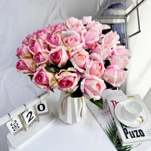 Künstlicher Rosen Blumenstrauß mit weißem Vase für Heimdekoration, schöne rosa Kunstblumen.
