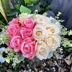 Bouquet di rose artificiali fiori di seta per decorazione matrimonio e supporto fotografico