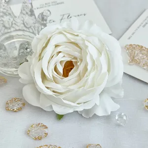 Détail de tête de fleur de rose pivoine artificielle blanche pour le bricolage et déco mariage.