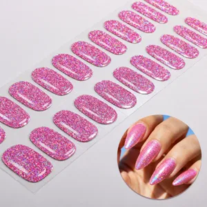 Primo piano di strisce per unghie in gel rosa glitterato, effetto lucido olografico, senza lampada.