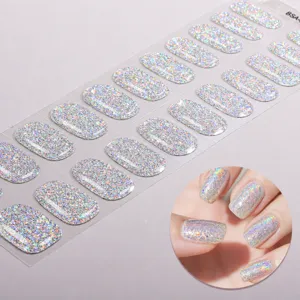 Dettaglio wrap per unghie in gel glitter olografico argento, adesivo senza UV per manicure.