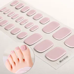 Vista dettagliata di strisce di gel per unghie dei piedi rosa chiaro con effetto texture.