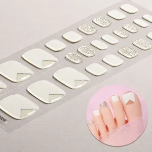 Witte Franse UV-gel teennagelstikers met zilveren glinsterende driehoek voor pedicure.
