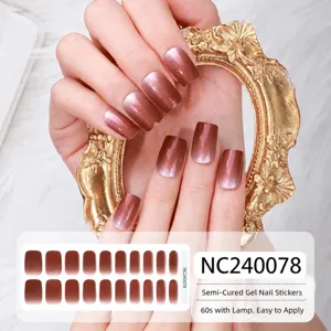 Adesivi per unghie in gel semi-indurito con effetto cat eye sfumato, facile da applicare e duraturo.