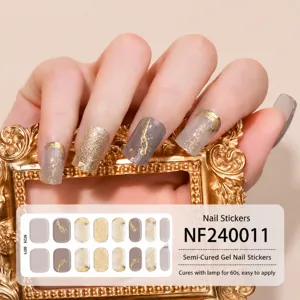 Adesivi per unghie in gel UV semi-polimerizzato con toni grigio-marrone e dettagli in lamina d'oro.