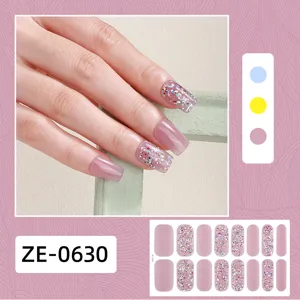 Vista dettagliata di adesivi per unghie glitterati 3D rosa con particelle brillanti.