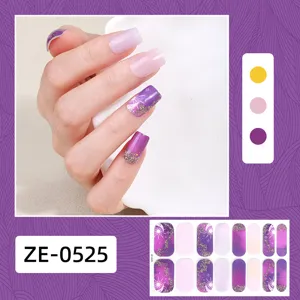 Primo piano dettaglio del foglio adesivo per unghie stella luna glitter viola sfumato.
