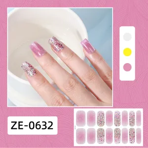 Primo piano dettagliato degli adesivi per unghie con sfumatura glitter rosa e finitura brillante.