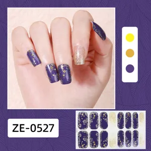 Vista dettagliata di adesivi per unghie con foil dorato cielo stellato e glitter viola.